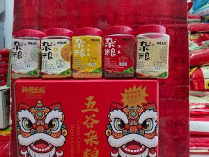 本款鲜哥正稻喜庆杂粮礼盒采用中文、英文、马来文三语正版包装，适配全球出口。